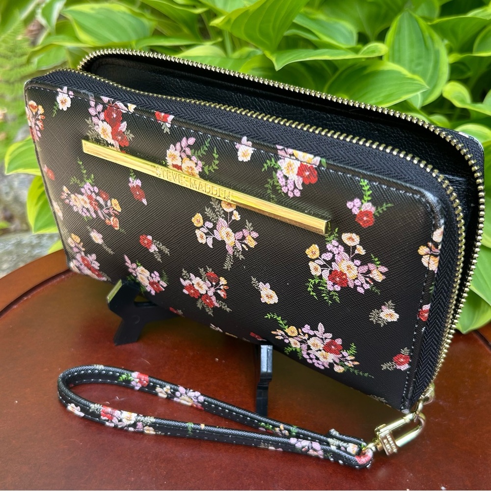 Steve Madden Black Floral Zip-Around Wallet Wristlet–Tons of Card Slots! - Picture 4 of 9